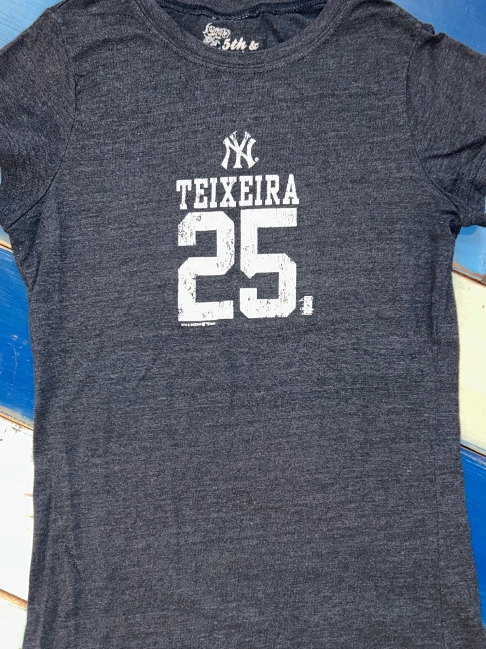 5th & Ocean 2009 Yankees Mark Teixeira #25 Graphic T-Shirt Women’s Large